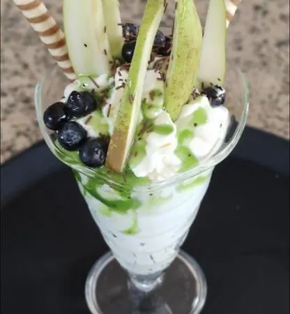 לינה וארוחת בוקר Grot 3*